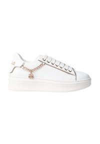 Sneaker bianco con tomaia in pelle liscia, dettagli metallici e un elemento a catena sul lato. Presenta una suola rialzata e imbottita.
