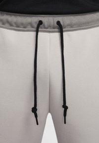 No seleccionado, light iron ore flat pewter black