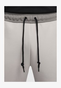 No seleccionado, light iron ore flat pewter black