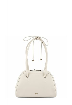 Bolso de mano de cuero color crema con doble asa atada en un lazo en la parte superior, con detalles dorados y cierre de cremallera.