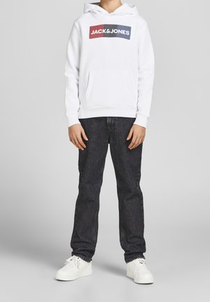Hvid hoodie med et rødt og blåt "JACK & JONES" grafisk mønster, parret med mørk denim jeans og hvide sneakers. Hoodien har en frontlomme.