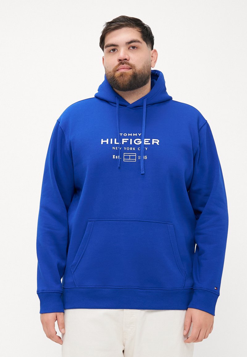 Blauwe hoodie met trekkoorden en een voork pocket. Bevat een wit tekstlogo, zachte stof en geribde manchetten. Strak, minimalistisch ontwerp.