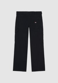 Pantalones cargo negros de algodón, con múltiples bolsillos, una textura suave y un parche con el logo en el bolsillo trasero derecho.