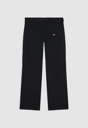 Schwarze Cargo-Hosen aus Baumwolle mit mehreren Taschen, einer glatten Textur und einem Logo-Patch auf der rechten hinteren Tasche.