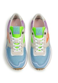 Sneakers multicolori con rete e camoscio; accenti in blu, verde neon, arancione e viola; lacci bianchi e suola in gomma.