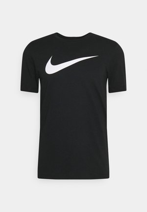 Mustmust värviga T-särk, millel on ees suur valge Nike swoosh logo, lühikesed varrukad ja ümmargune kaelus.