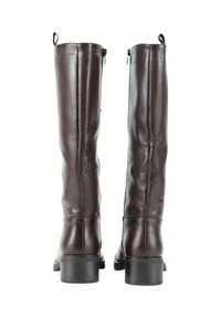 Botas altas de cuero marrón oscuro con tacones de bloque, costuras traseras visibles y lengüetas en la parte superior, mostradas desde atrás sobre un fondo blanco.