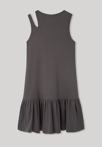 Pilkas be rankovių suknelė su plačiu apatinės dalies kraštu, pagaminta iš minkštos banguotos medžiagos. Turi paprastą apvalų iškirpimą ir šiek tiek surinkima juosmens srityje.