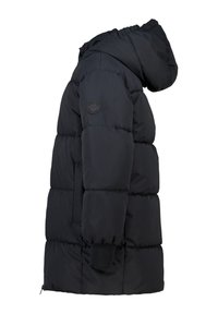 Abrigo puffer negro acolchado con capucha, puños acanalados, bolsillos laterales y un parche circular con logo en la manga izquierda, visto de lado.