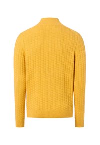 Żółty sweter na drutach z teksturowanym, pikowanym wzorem; ma wysoki kołnierz oraz ściągacze przy mankietach i u dołu. Wyświetlany widok od tyłu.