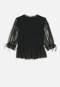 Czarna bluzka z tulle rękawami i falbaniastym dolnym obszyciem. Teksturowana część z detalami w pliski. Zawiązywana przy mankietach rękawów. Gładki materiał z tyłu.