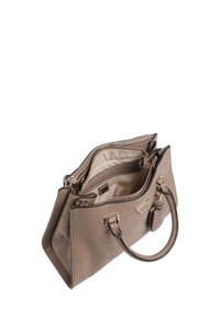 Bolso de mano beige con superficie texturizada, compartimentos con doble cremallera y asas cortas. Presenta herrajes en tono dorado y bolsillos interiores.
