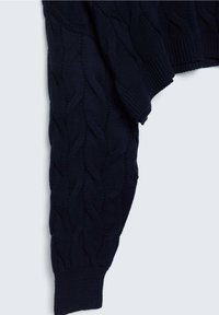 Pull en maille bleu marine avec un motif torsadé, poignets et ourlet côtelés, confectionné dans un tissu doux et texturé.