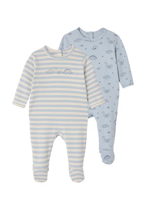 Zwei Baby-Schlafanzüge mit Füßen, einer mit blau-weißen Streifen und Dinosaurier-Stickerei, der andere hellblau mit kleinen Dinosaurier-Mustern allover.
