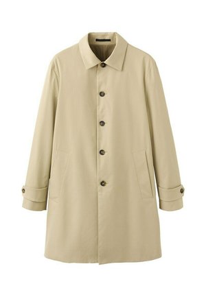Gabardina beige de un solo pecho con cuatro botones oscuros, bolsillos laterales, cuello clásico y correas abotonadas en las mangas.