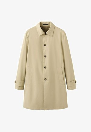 Gabardina beige de un solo pecho con cuatro botones oscuros, bolsillos laterales, cuello clásico y correas abotonadas en las mangas.