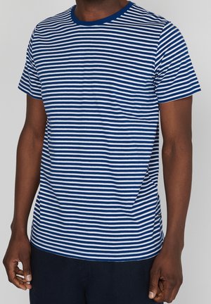 Niebieska i biała, w paski, krótki rękaw, t-shirt z okrągłym dekoltem, wykonany z miękkiej bawełny, z kieszonką na piersi i luźnym krojem.