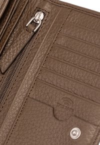 Interno di un portafoglio in pelle marrone con diversi scomparti per schede, un compartimento con zip e un emblema di protezione RFID. Dettaglio della superficie testurizzata visibile.