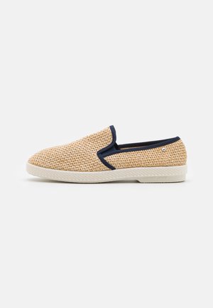 Geweven beige instappers met een marineblauwe rand, een textuur bovenkant en een witte rubberen zool met branding aan de zijkant.