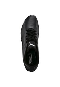 Černá kožená sportovní bota s vázáním, texturovaným svrškem, bílým logem na boku, polstrovaným límcem a měkkou stélkou.