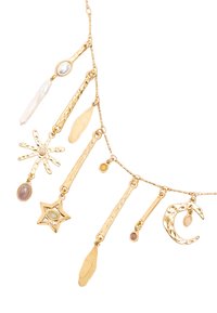 Złoty naszyjnik z różnymi zawieszkami, w tym gwiazdką, księżycem i akcentami w postaci kamieni szlachetnych. Posiada fakturowane ogniwa i różnorodne kształty.