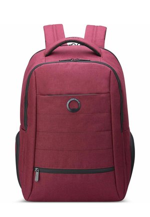 Zaino bordeaux con esterno imbottito, spallacci doppi, tasca frontale con zip e dettagli neri sulla cerniera. Tessuto texturizzato con linee sottili.