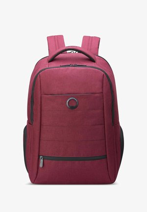 Zaino bordeaux con esterno imbottito, spallacci doppi, tasca frontale con zip e dettagli neri sulla cerniera. Tessuto texturizzato con linee sottili.