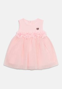 Robe rose clair avec un corsage ajusté, une jupe en tulle et des fleurs en tissu le long de la taille. Elle présente un ornement en forme de cœur et une fermeture éclair au dos.