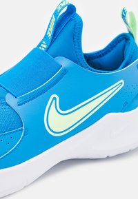 Nike Performance FLEX RUNNER 3 - Chaussures de running sur route - photo blue/vapor green