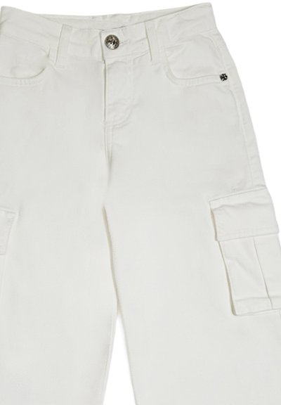 Pantaloni cargo bianchi con bottone frontale, passanti per cintura, tasca laterale con patta e due tasche frontali.