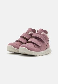 Pantofi de suede roz pentru copii, cu două benzi Velcro, căptușeală moale, vârf rotund și talpă din cauciuc alb. Prezintă accente în formă de urs pe toc.