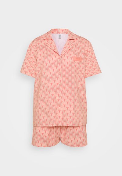 Kortärmad pyjamasett i ljus persika med upprepande "M"-mönster. Inkluderar en skjorta med knappar och matchande shorts. Tillverkad av bomull, avslappnad design.