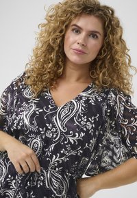 Kaffe Curve Denné šaty - black turtledove paisley