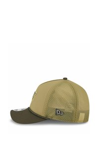 Kaki-Kappe mit strukturiertem Frontbereich, Netzeinsätzen an den Seiten, gebogenem Schirm, gesticktem Logo und kontrastierendem grünen Unterbill.