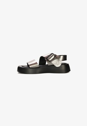 Metalen zilveren sandalen met een brede voorkantband, verstelbare zijgesp en een dikke zwarte zool, met een gladde textuur en een minimalistisch ontwerp.