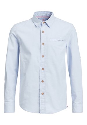 Jasnoniebieska koszula na długi rękaw zapinana na guziki, z brązowymi guzikami i małą kieszenią na piersi z delikatnym detalem wykończenia.