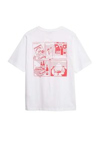 Bílý bavlněný tričko s červenými ilustracemi na zádech, zpodobňující scény s jídlem, pitím a lidmi v komiksovém stylu.