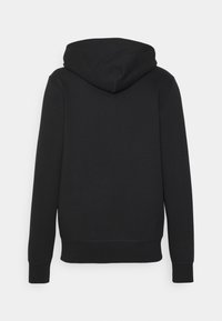Sudadera negra de tela suave, con capucha ajustable, mangas largas y puños acanalados, con una textura lisa y un diseño minimalista.