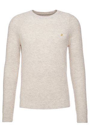 Pull en tricot beige à manches longues avec col rond, orné d'un petit logo jaune brodé sur le côté gauche de la poitrine.