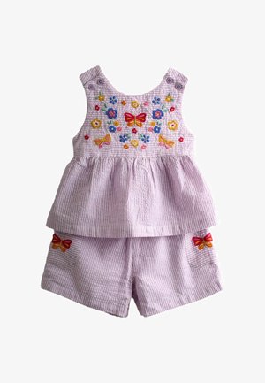 Costum pentru copii mici cu dungi lavandă, format din bluză fără mâneci și pantaloni scurți, brodat cu flori colorate și fluturi pe față și pe buzunare.