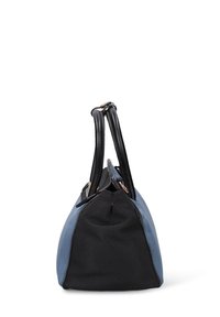 Borsa a mano in tela con uno schema di colori blu e nero, caratterizzata da una forma triangolare, manici in pelle nera e chiusura con zip.