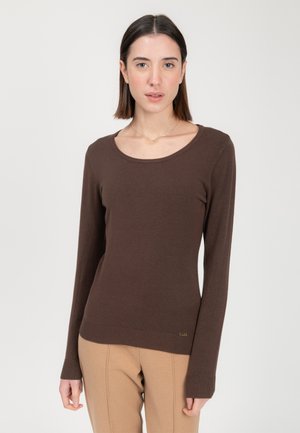 Maglione marrone a maniche lunghe con scollo a barca, orlo a coste e polsini. Texture morbida con un accento dorato del marchio vicino all'orlo.