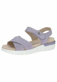 Sandalia de ante púrpura con correas entrelazadas, correa ajustable en el tobillo, plantilla acolchada y suela de goma blanca texturizada.