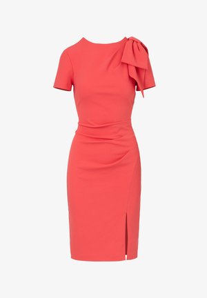 Korallenfarbenes Kleid mit rundem Ausschnitt, kurzen Ärmeln und einer Schleifendetail auf der linken Schulter. Es hat eine taillierte Silhouette und einen seitlichen Schlitz.