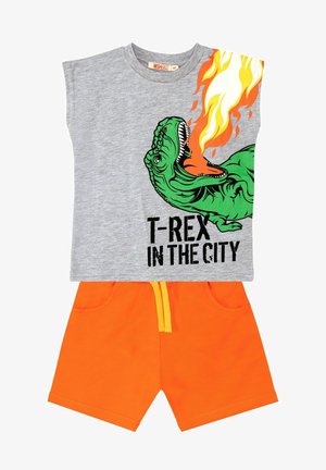 Grijs katoenen tanktop met een groene T-Rex-grafiek met vlammen, gecombineerd met helderrode shorts met een gele trekkoord.