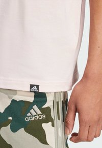 adidas Sportswear POSITIVITY GRAPHIC - Triko s potiskem - sandy pink