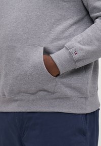 Tommy Hilfiger HOODY - Sudadera - medium grey heather