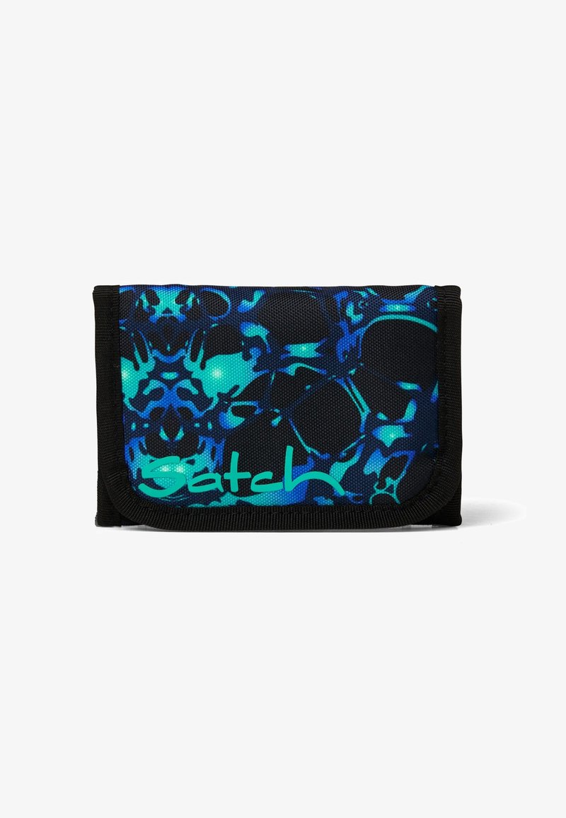 Schwarze Stoffgeldbörse mit einem blauen und türkisfarbenen abstrakten Design, das eine glatte Textur aufweist, und einem auffälligen "Satch"-Logo in Türkis.