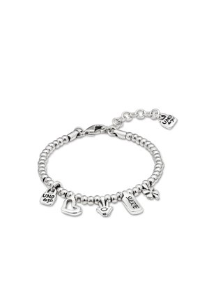 Pulsera de cuentas plateadas con seis dijes, incluyendo un corazón, una mano de hamsa, una placa que dice "SUERTE", un trébol y dos placas con "UNO de 50".