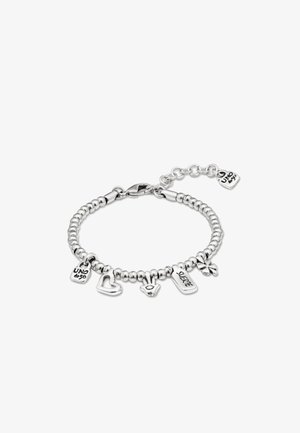 Pulsera de cuentas plateadas con seis dijes, incluyendo un corazón, una mano de hamsa, una placa que dice "SUERTE", un trébol y dos placas con "UNO de 50".